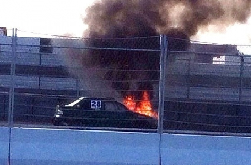 Во «время атаки» в Сочи загорелся гоночный автомобиль