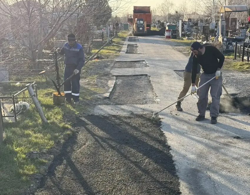 В Краснодаре в преддверии Пасхи и Радоницы отремонтируют дороги на кладбищах