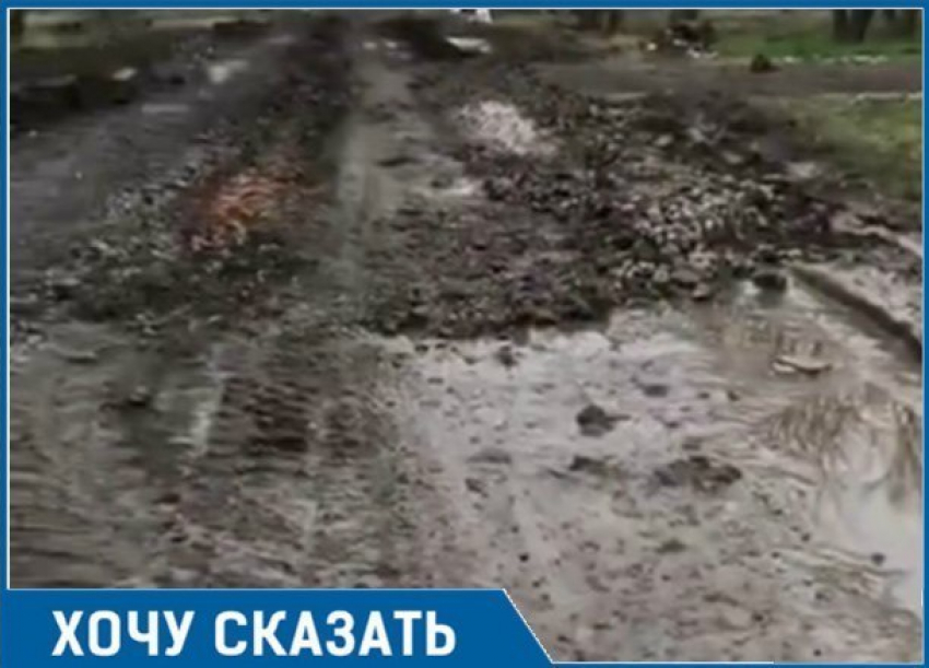  Грузовики превратили дорогу в непролазное болото в Новотитаровской 