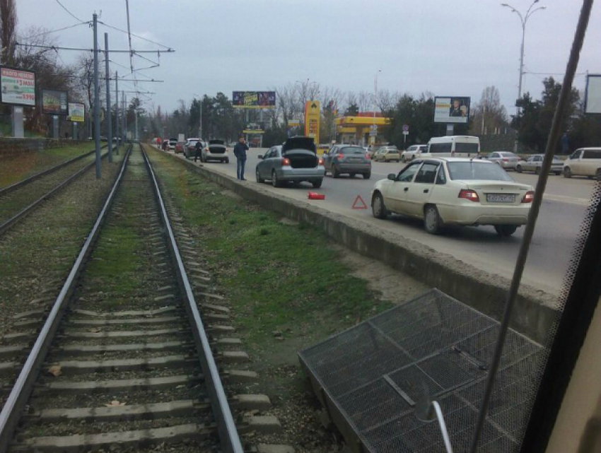 Под ж/д мостом в Краснодаре автомобилисты из-за глубокой ямы за пару дней потеряли десятки колес