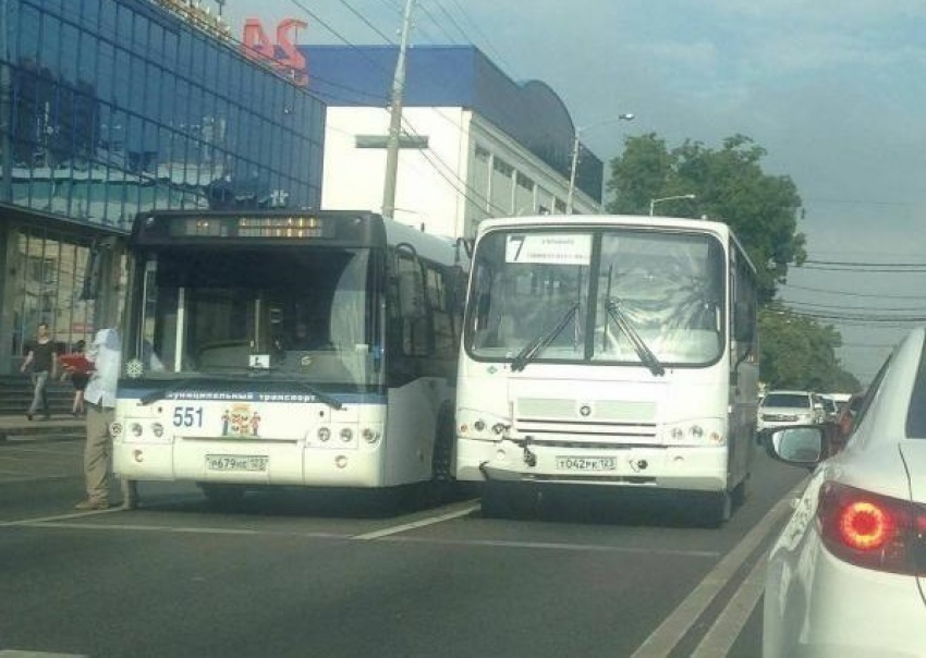 В Краснодаре столкнулись два пассажирских автобуса 