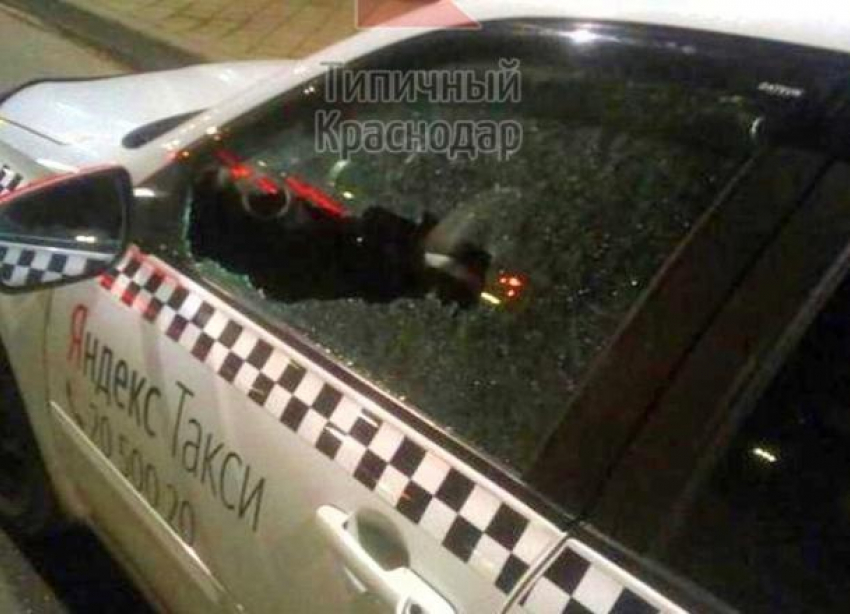 В центре Краснодара неизвестный выстрелил в машину такси