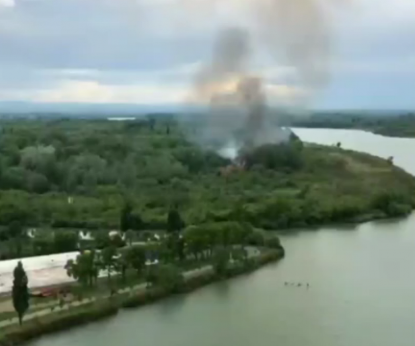  «Все шашлычники»: на Большом острове в Краснодаре вспыхнул пожар 