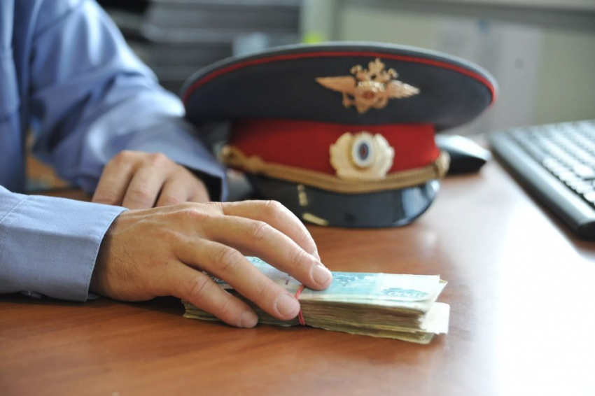 Полицейские попались на взятке во время банкета в Краснодаре