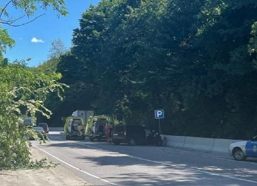 В Сочи грузовик врезался в припаркованную машину с двумя детьми