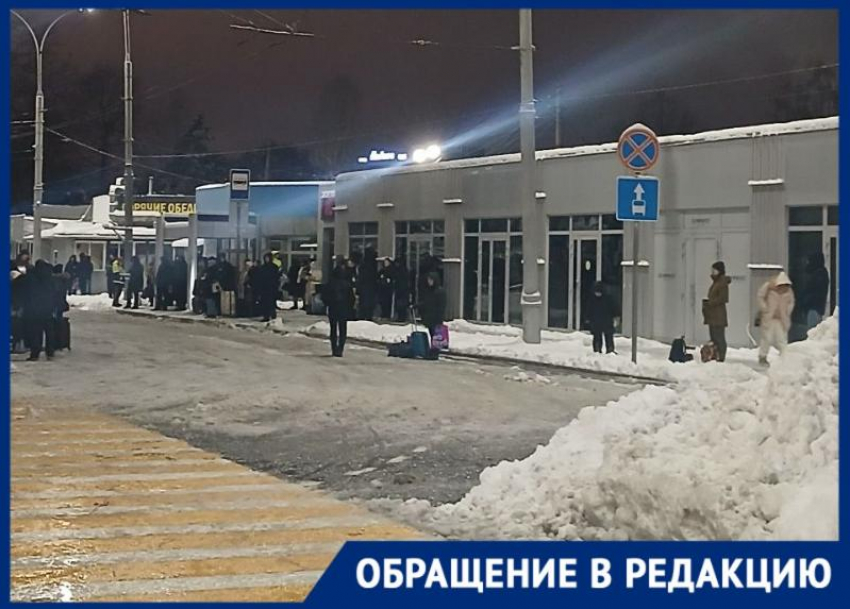 «Приходится мерзнуть на улице»: сотрудники аэропорта в Краснодаре не могут дождаться транспорта до дома