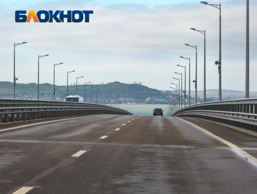 Более 200 машин застряли в пробке перед Крымским мостом