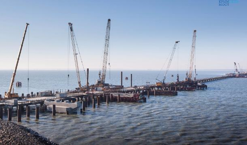 Строители погрузили половину всех свай Крымского моста