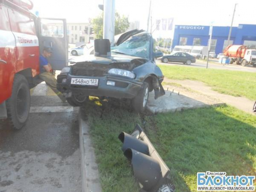В Краснодаре пьяный водитель врезался в светофор