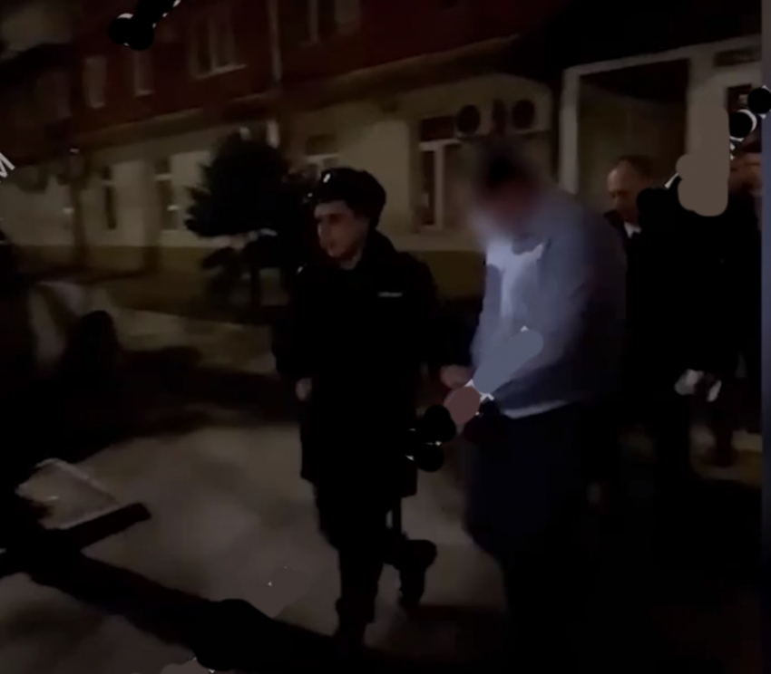 Опубликовано видео задержания начальника отдела перевозок мэрии Краснодара