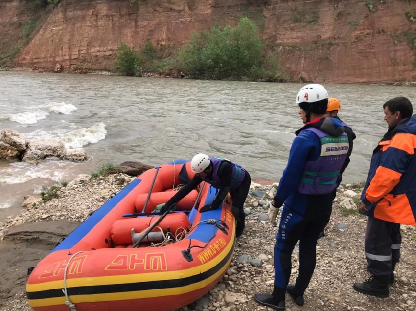 Спасатели Адыгеи нашли тело в реке. Это один из пропавших туристов?