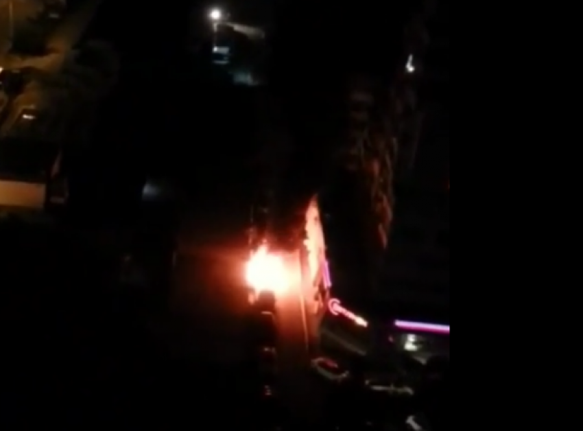  Ночью во дворе многоэтажки в Новороссийске сгорела машина 