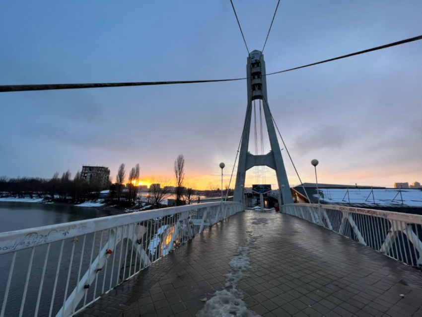 Автобус мост поцелуев. Тургеневский мост Краснодар. Мост поцелуев Краснодар. Краснодар вид с Тургеневского моста.