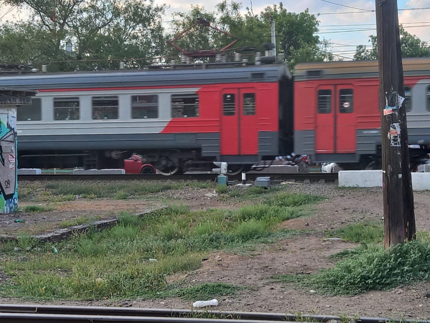 Родственников погибшего под поездом мужчины в Краснодаре ищет полиция 