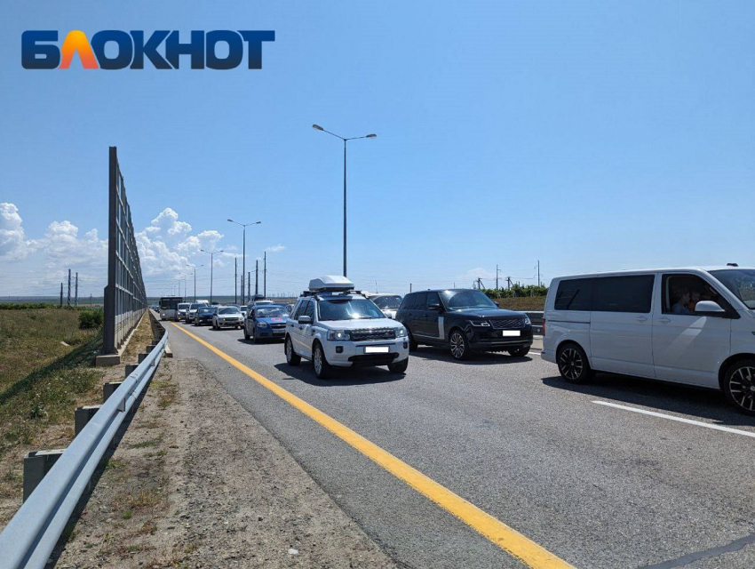Сотни машин застряли в пробке на Крымский мост по пути на Кубань