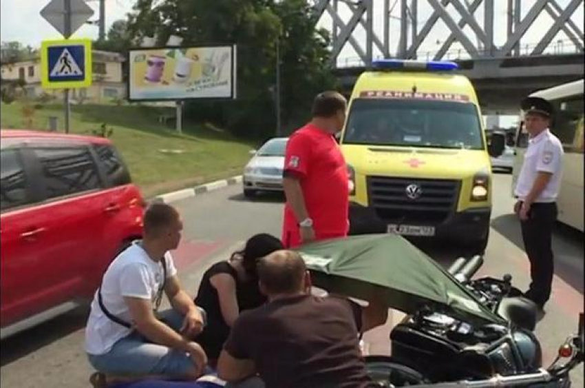 Мотоциклист в Сочи сбил беременную женщину и ребенка 