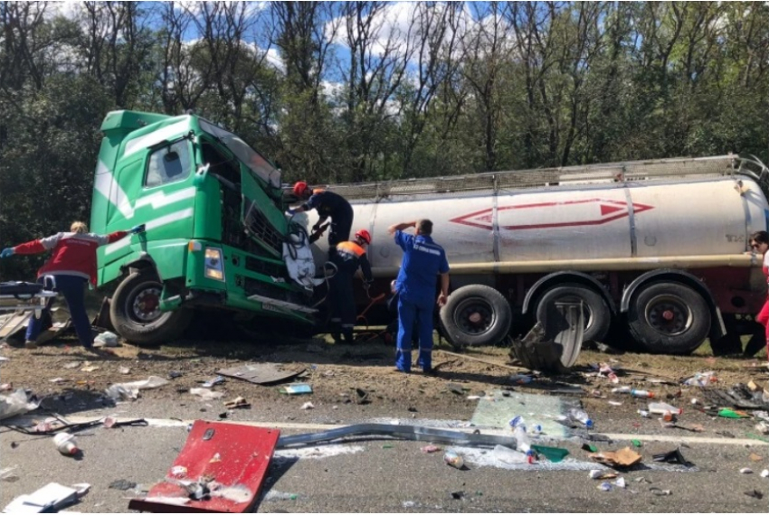 В Краснодарском крае двое водителей погибли в ДТП с тремя грузовиками