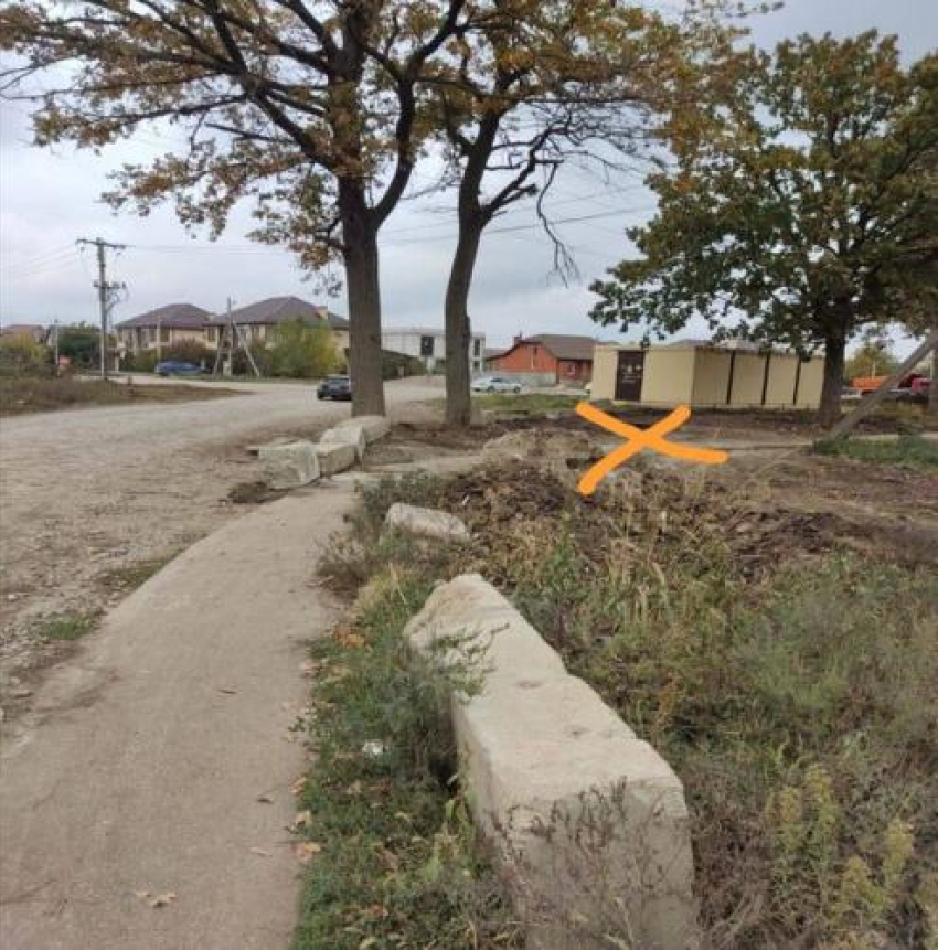В Краснодаре на тротуаре по улице Батуринской установят ограничительные блоки от машин