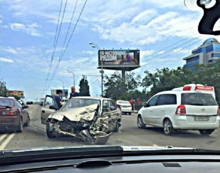  В Краснодаре на Северных мостах черный «БМВ» создал массовое ДТП