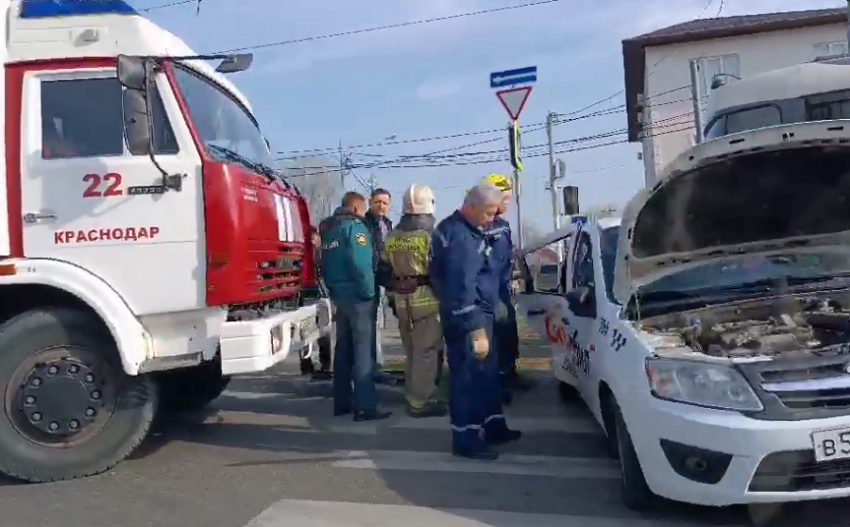 В Краснодаре на трамвайных путях произошло ДТП
