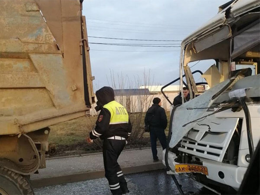 Маршрутка в Краснодаре врезалась в КамАЗ