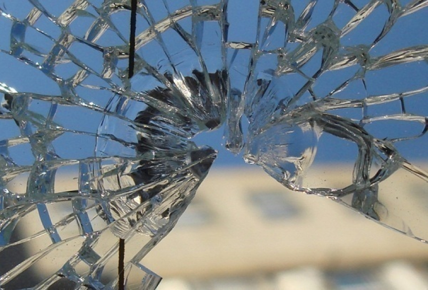 Фотография разбитого стекла. Разбитое стекло. Разбить стекло. Разбитое оконное стекло. Разбитое стекло в окне.