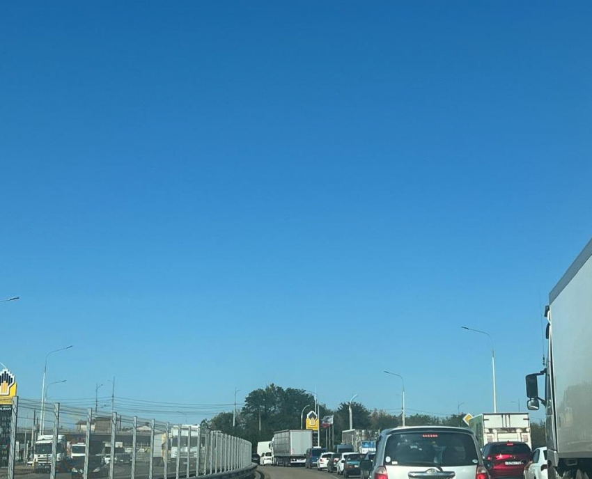 На Восточном обходе Краснодара выстроилась 5-километровая пробка 