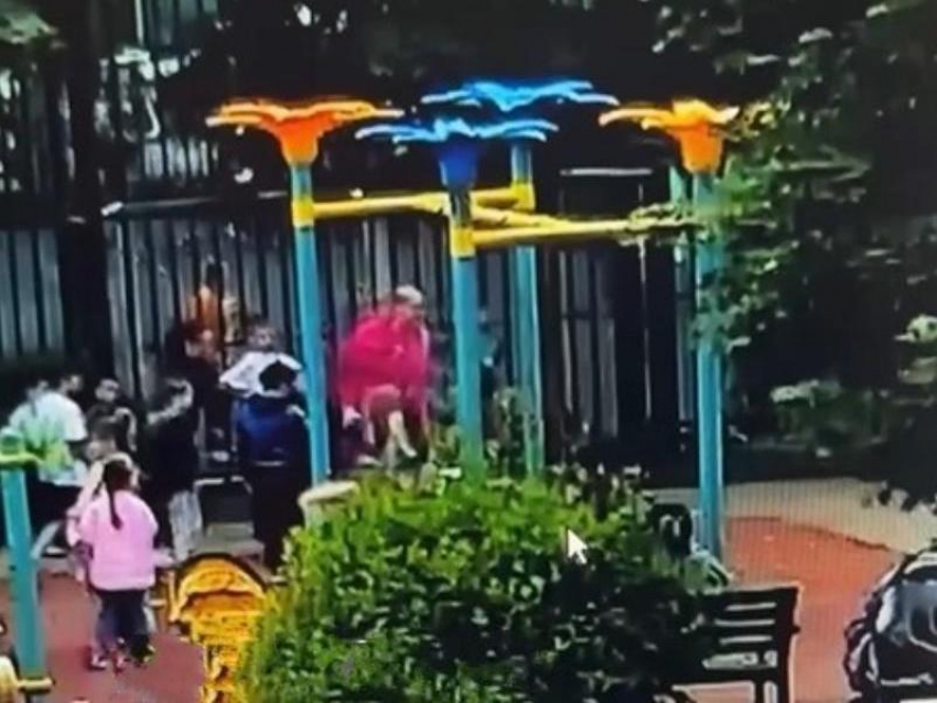 В Краснодаре женщина набросилась на ребенка и угрожала другим детям