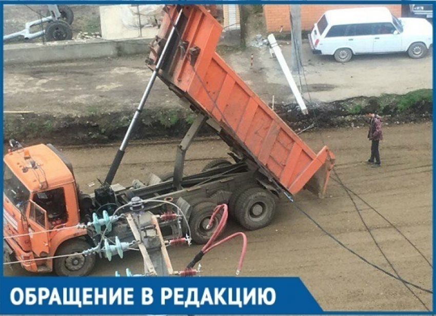 «Армия идиотов», - дорожники в Краснодаре снова оборвали электропровода 