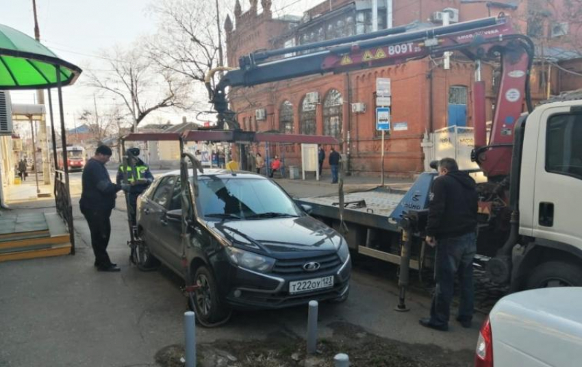 Тротуары по улице Горького в Краснодаре очистили от стихийной парковки 