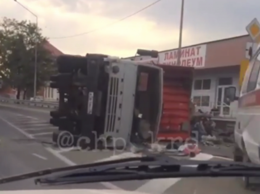  Перевернувшийся «КамАЗ» протаранил пассажирский автобус на Кубани 