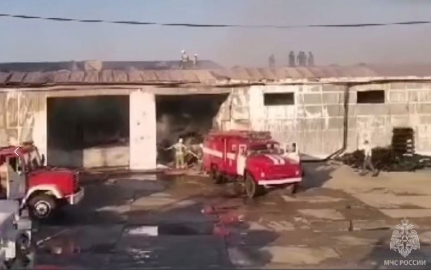 Склад винзавода загорелся в Темрюкском районе Краснодарского края 