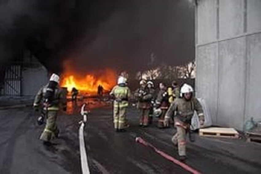 На окраине Краснодара тушат пожар площадью более 2000 кв. м.