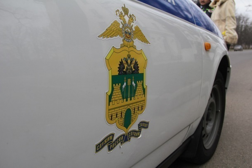 Прохожие украли у дерущихся кошелек, цепочку и телефон в Краснодаре