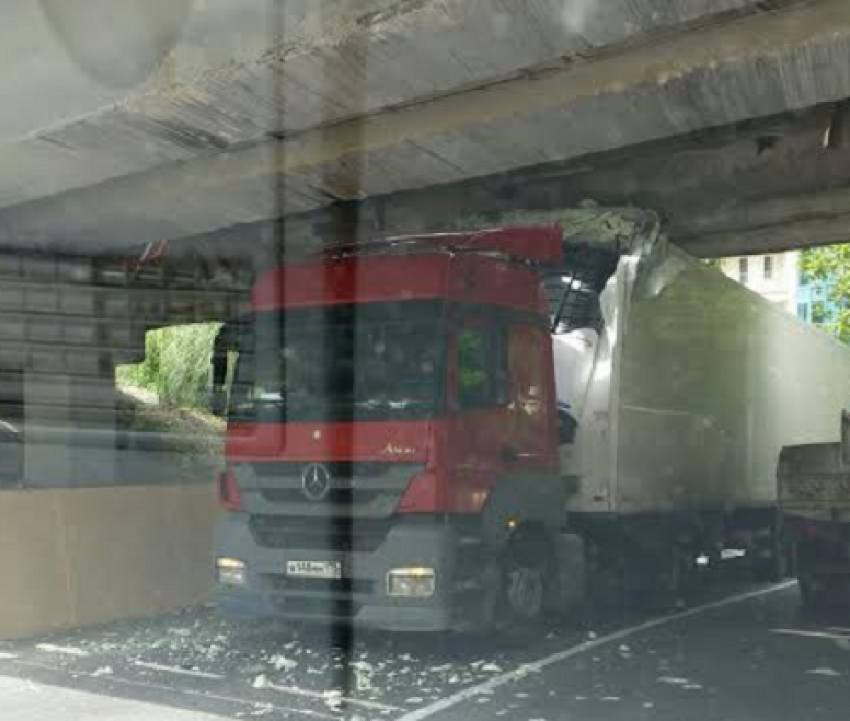 В Сочи фура застряла под мостом