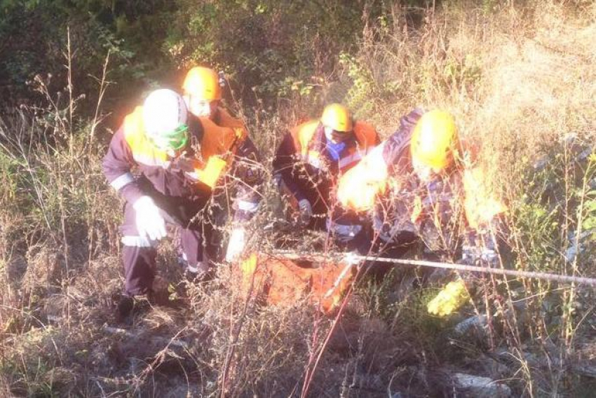 В сочинском овраге рядом с ВАЗ-2110 нашли мертвым неизвестного мужчину