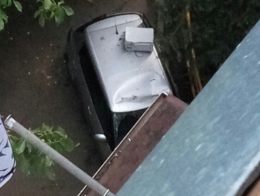 Неадекватный краснодарец устроил погром в многоэтажке: из окна на машины падала техника