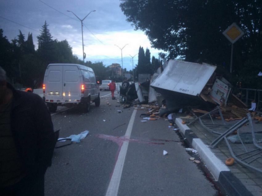 Уснувший водитель «ГАЗели» в Сочи уничтожил машину