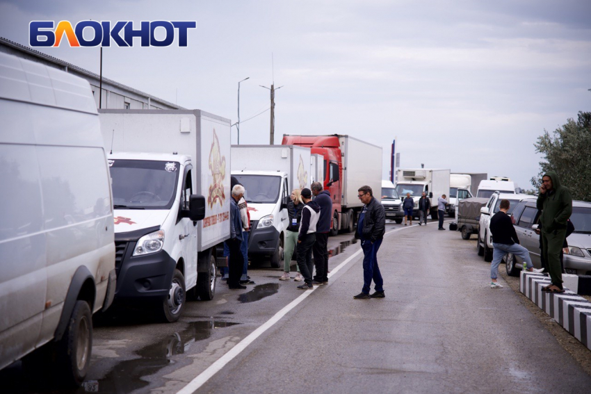 Около 700 грузовиков скопилось в районе Керченской паромной переправы