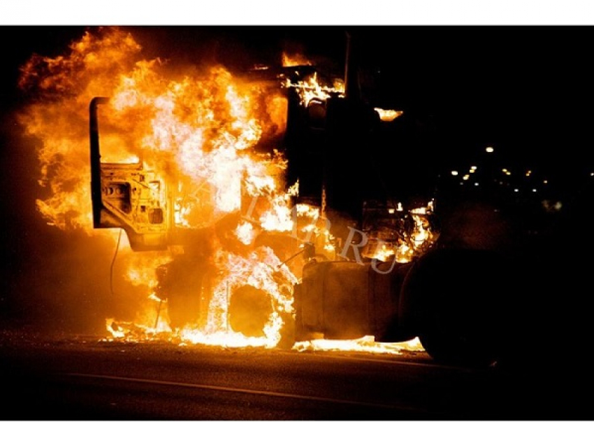 Крупное ДТП на Кубани: столкнувшиеся грузовики загорелись как в страшном кино 
