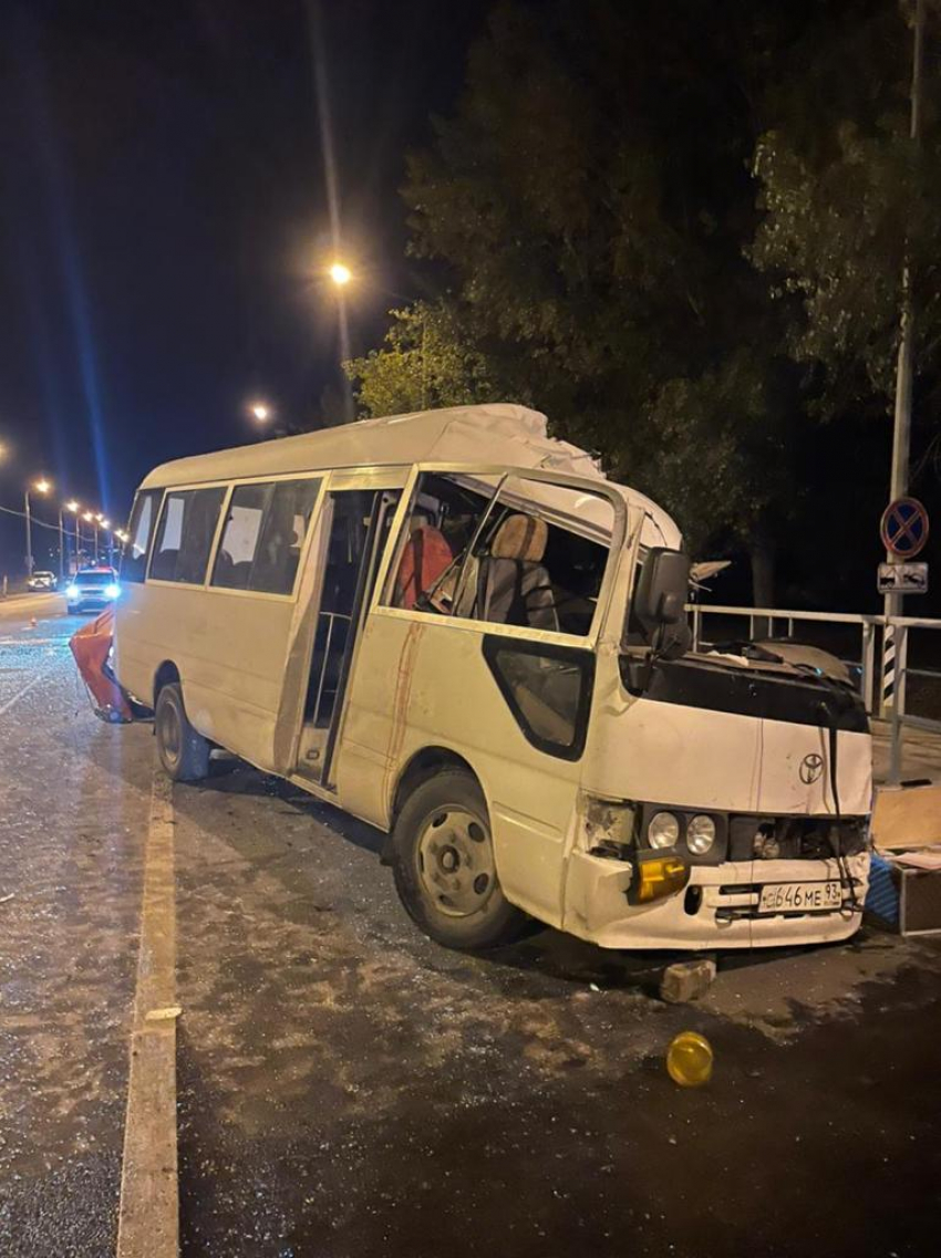 В Анапе водитель пассажирского автобуса врезался в автокран и погиб