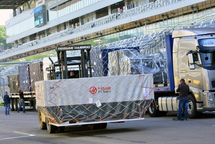 На Сочи Автодром привезли первые болиды команд «Формулы-1»