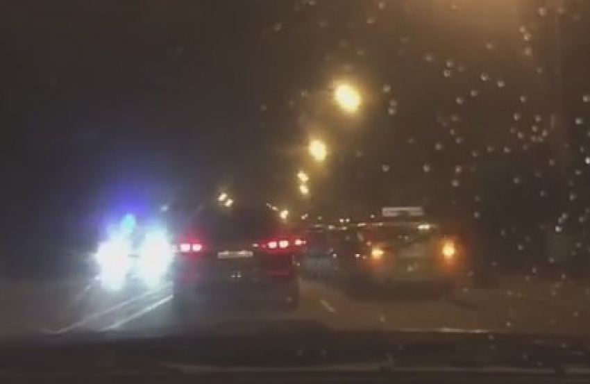 "Сложились гармошкой": восемь автомобилей столкнулись на въезде в Краснодар