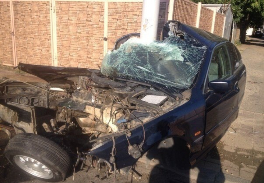 В Краснодаре водитель на BMW въехал в столб и разбил авто вдребезги 