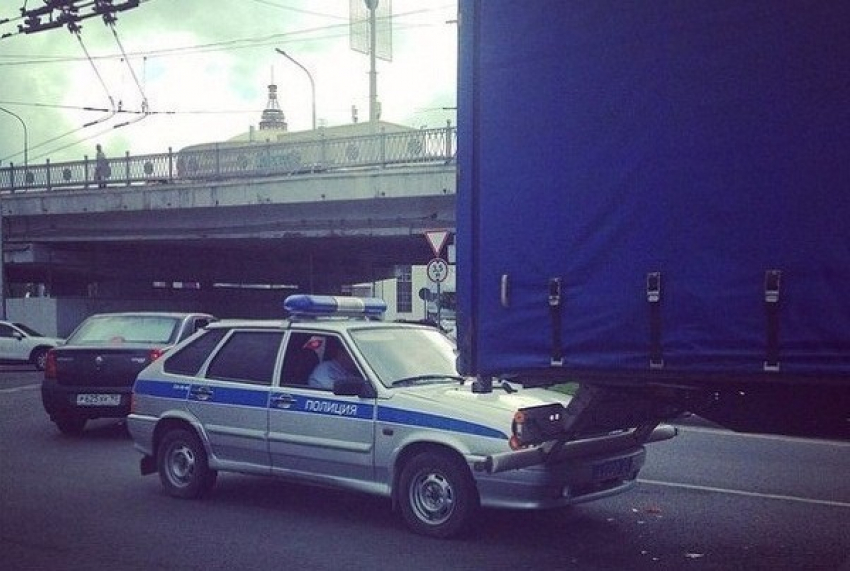 В Краснодаре полицейские во время погони врезались в фуру