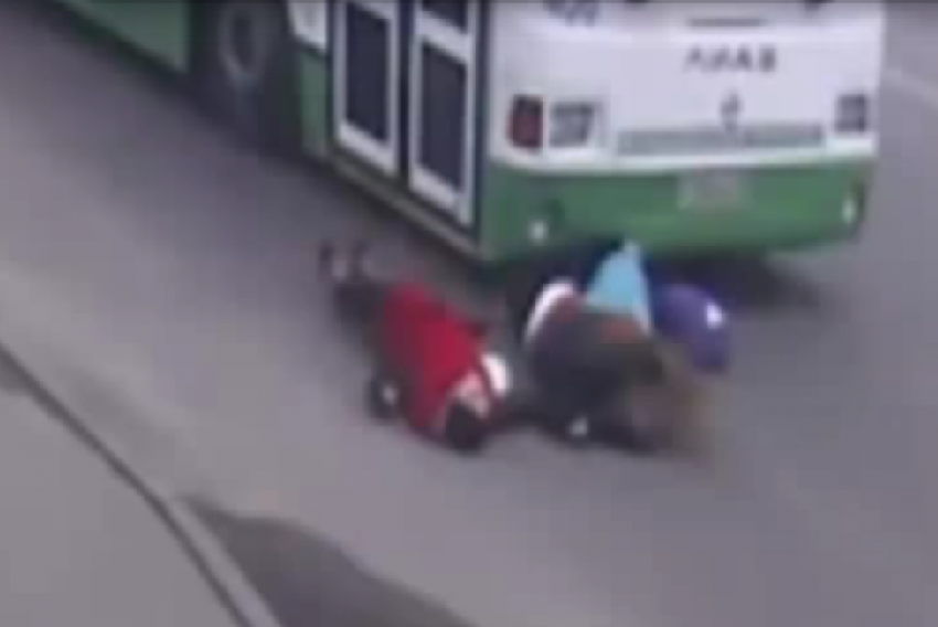   Видео со сбившим трех школьниц в Краснодаре автобусом попало в сеть