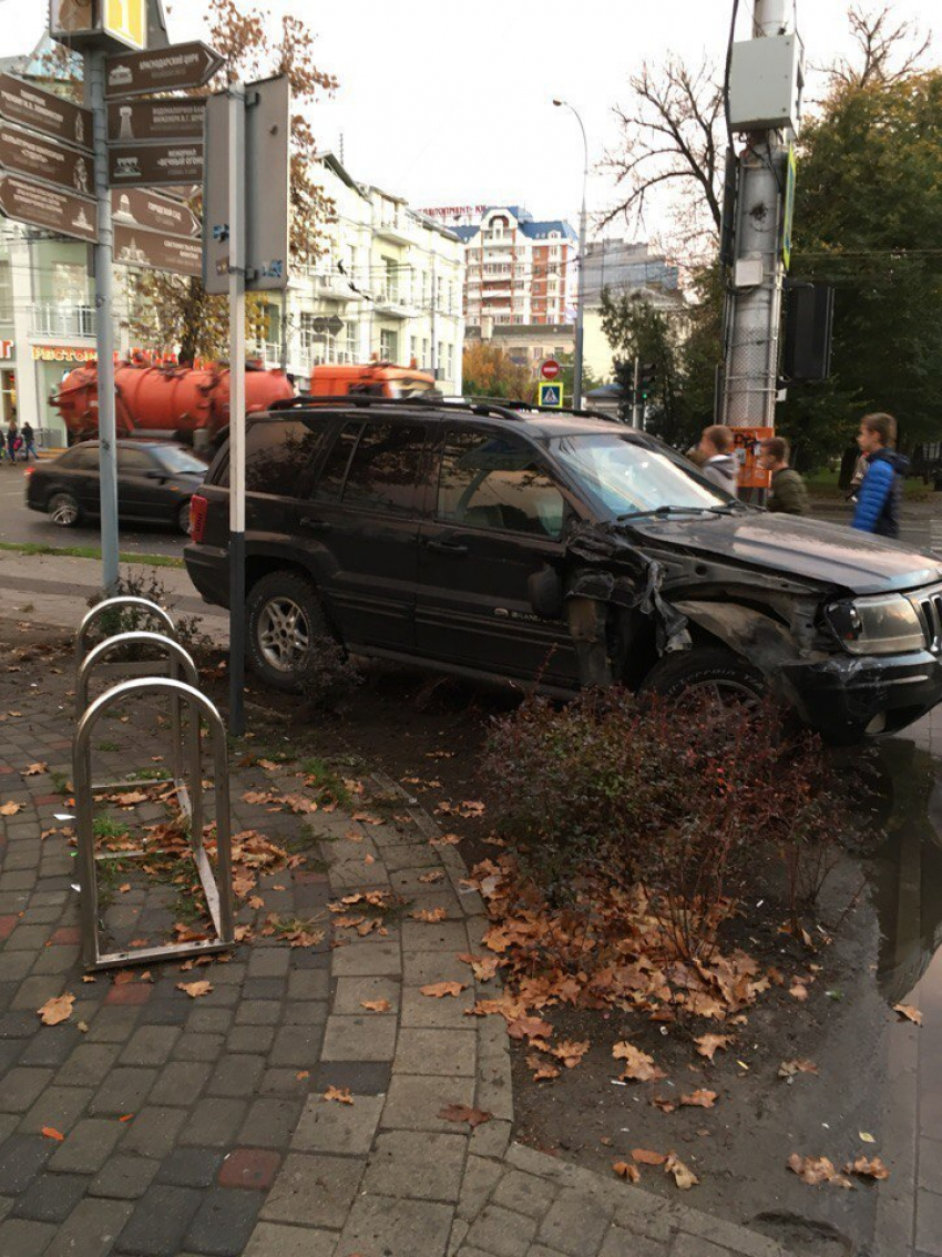 В Краснодаре водитель «хотел заехать за кофе", но не справился с управлением
