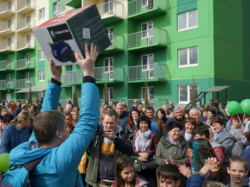 Дольщики 17-летнего долгостроя получили ключи и подарки от краснодарского застройщика 