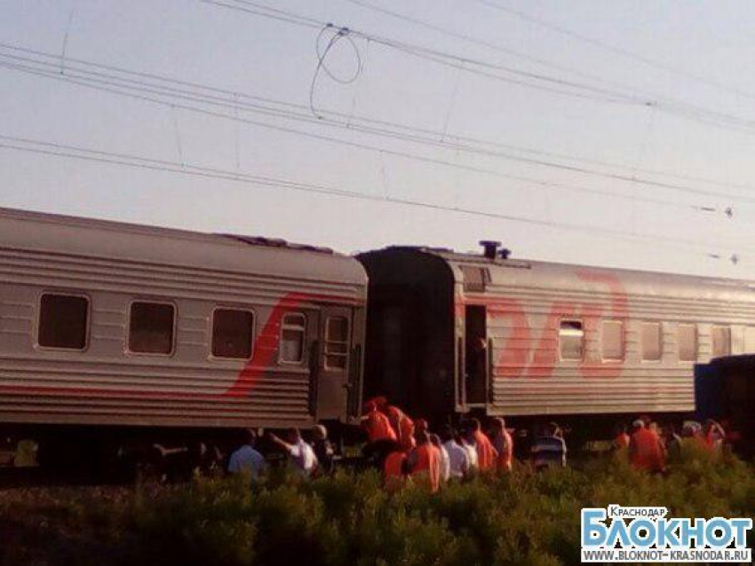В Краснодарском крае пассажирский поезд сошел с рельс