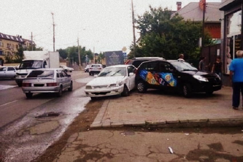 В Краснодаре автоледи на «Тойоте» устроила крупную аварию